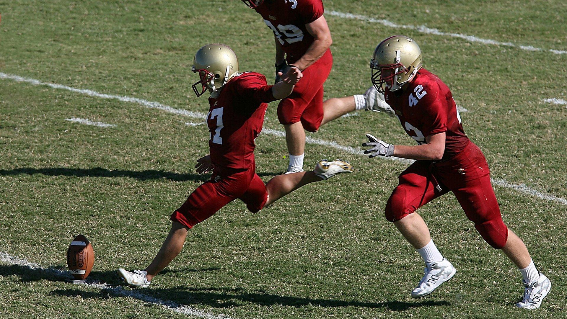 曼联豪掷1亿英镑求购安德森，曼城竞价助推转会费飙升；斯科尔斯力荐放弃巴莱巴